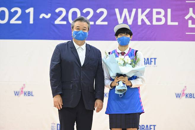 여자프로농구 용인 삼성생명이 8일 용인체육관에서 열린 한국여자농구연맹(WKBL) 2021~22 신입 선수 선발회에서 전체 1순위 지명권을 얻어 이해란을 영입했다. 사진은 임근배 삼성생명 감독과 이해란. 사진=WKBL