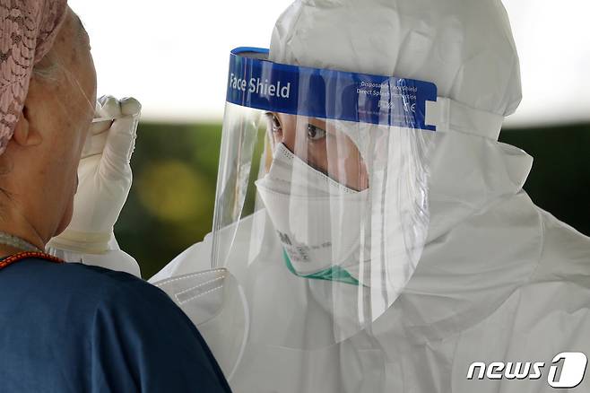 8일 신종 코로나바이러스 감염증(코로나19) 신규 확진자가 다시 2000명을 돌파한 가운데 대구 중구 국채보상운동기념공원 임시선별검사소에서 코로나19 진단검사가 진행되고 있다. 2021.9.8/뉴스1 © News1 공정식 기자