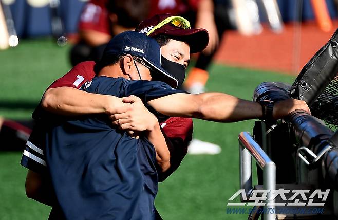 2021 KBO리그 두산 베어스와 키움 히어로즈의 경기가 8일 잠실구장에서 열린다. 키움 이용규가 두산 이정훈 코치와 포옹을 나누고 있다. 잠실=박재만 기자 pjm@sportschosun.com/2021.09.08/