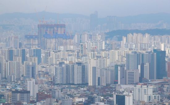 서울 남산에서 바라본 아파트 단지 모습들. (사진=연합뉴스)