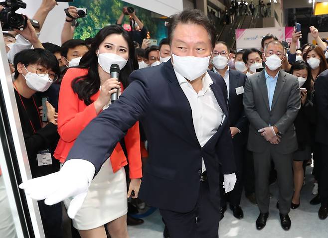 <YONHAP PHOTO-3215> 2021 수소모빌리티+쇼     (고양=연합뉴스) 임병식 기자 = 8일 경기도 고양시 킨텍스에서 열린 2021 수소모빌리티+쇼에서 최태원 SK그룹 회장이 키오스크 체험을 하고 있다. 오른쪽은 정의선 현대자동차그룹 회장.2021.9.8 [공동취재]     andphotodo@yna.co.kr/2021-09-08 11:59:24/ <저작권자 ⓒ 1980-2021 ㈜연합뉴스. 무단 전재 재배포 금지.>