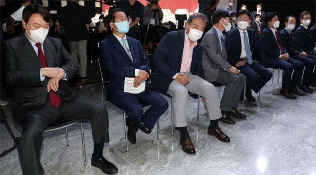 7일 국민의힘 대선 경선 후보 ‘체인지 대한민국, 3대 약속’ 발표회에서 예비후보들이 행사 시작을 기다리고 있다. 왼쪽부터 윤석열, 홍준표, 박진, 하태경, 유승민, 원희룡, 장기표, 최재형 예비후보. 사진공동취재단