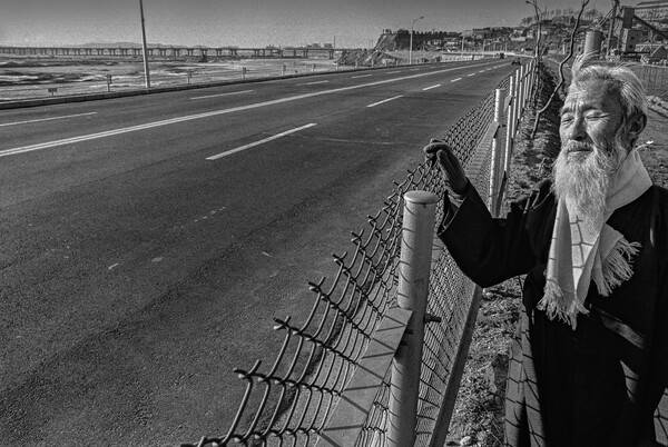 1968년 마포 강변도로 앞에서 찍은 생전의 함석헌. 고은사진미술관 제공