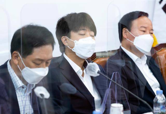 이준석(가운데) 국민의힘 대표가 지난달 19일 국회에서 열린 최고위원회의에 참석한 모습. 왼쪽은 김기현 원내대표, 오른쪽은 김재원 최고위원. 국회사진기자단