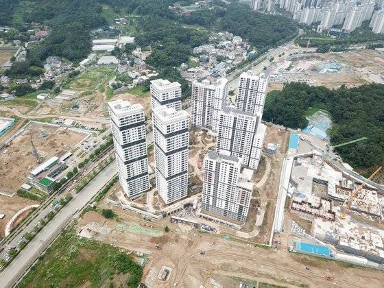 경기 과천지식정보타운 공공분양에서 20년간 청약저축을 납입하고도 탈락한 청약자가 속출했다. 사진은 오는 11월 과천지식정보타운에서 가장 먼저 입주 예정인 S4블록 과천푸르지오어울림라비엔오 공사 현장.대우건설.