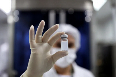 한 의료진이 중국 제약사 시노백이 만든 코로나19 백신을 들어 보이고 있다. 로이터연합뉴스