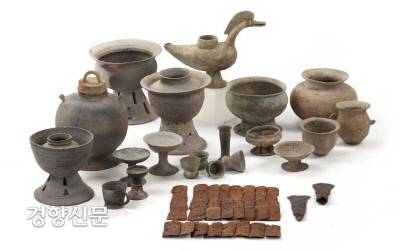 목곽묘에서 출토된 다양한 유물들. 화로형토기, 목짧은토기, 손잡이달린 항아리, 굽다리접시, 항아리, 입넓은작은 항아리, 컵형토기, 소형그릇받침, 뚜껑있고 귀달린 항아리, 갑옷, 철손잡이달린 도끼 등이다.