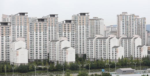 한국부동산원의 거주지별 아파트 매매 거래량 분석 결과 지난 1~7월 전국 아파트 매매거래량은 43만2400건, 타 지역 아파트 매매거래량은 12만1368건으로 집계됐다. /사진=뉴스1