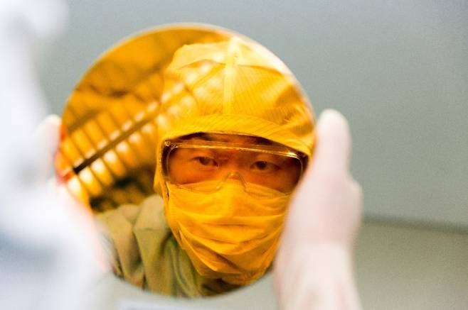 재료연 연구진이 무시안 금 범프 도금을 테스트하고 있다. [한국재료연구원 제공]