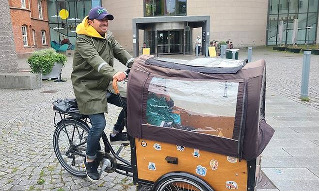 카고바이크에 아들을 태우고 이동하는 자크씨. 스웨덴에서는 흔하게 볼 수 있는 풍경이다. 말뫼=정지혜 기자