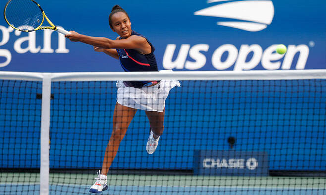 레일라 페르난데스가 8일 미국 뉴욕 빌리진 킹 내셔널 테니스 센터에서 열린 2021 US오픈 여자 단식 8강에서 엘레나 스비톨리나를 상대로 강타를 때리고 있다. 뉴욕=USATODAY연합뉴스