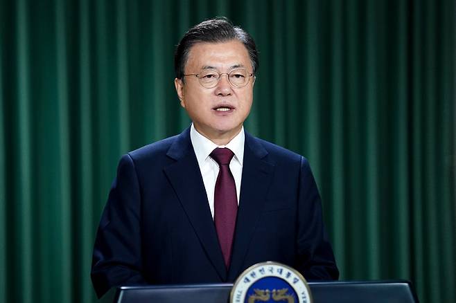 문재인 대통령이 지난 7일 청와대에서 영상을 통해 22회 사회복지의 날 기념식 축사를 하고 있다. 뉴스1