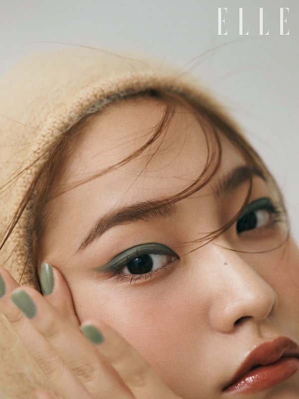 Red Velvet Yeri, who made his comeback with his sixth mini album Queengraves in a year and eight months, released the Beauty picture in the September issue of Elle.This photo, which was conducted with the Beauty brand of sensual color mood, released the potential charm of Yeri, which broadens his own spectrum as an actor through the web drama <Blue Besday>, with colorful colors.From deep glowing, calm mob beige pink to sensual, energetic mute emeralds, vintage yellow with a flexible, free mind, deep brown with a clear and confident attitude, and signature RED with unstoppable passion.In the public picture, I was able to meet five make-up with each meaning.Especially, makeup with dark brown color lipstick is not a cute and lovely Red Velvet Yeri, but a new mature and imposing Yeri.On the contrary, the mood-in-handser mart, which is a natural and calm rose beige color, and the beauty of allures, were revealed, and the praise of the staffs on the scene was followed.Red Velvets Yeris picture and video, which conveys positive vibes through the new song Queengraves, which contains a more beautiful and shining existence, can be found in the September issue of <Elle>, <Elle> website, and <Elle> official SNS channel.