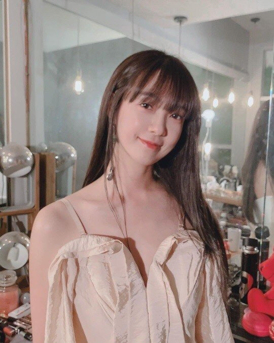 Lee Yo-won (42) is a two-nation groupIn the same time, she captivated Sight with beautiful looks.Actor Lee Yo-won posted a recent photo on his Instagram on the 8th.Lee Yo-won, pictured, is looking at the camera with long straight hair in a sleek shoulder-revealed costume, and his bangs are cut into bangs and his younger appearance is admirable.Lee Yo-won married a 6-year-old professional golfer and Park Mo in 2003 and has one male and two female children. Her eldest daughter is already a senior in high school.Lee Yo-won recently confirmed her appearance on JTBCs new drama, Mothers Club.The Mothers Club is a drama about the dangerous relationship between elementary school students and their parents, represented by the Green Mothers Association.