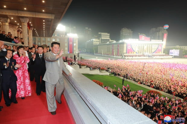 9일 북한에서 정권 수립 제73주년을 기념해 대규모 열병식이 진행된 가운데 이전보다 살이 빠진 김정은 국무위원장의 모습이 공개됐다. (사진=연합뉴스)