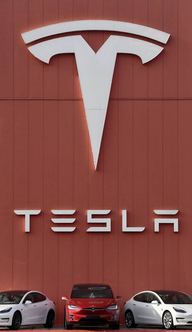 테슬라가 전기차 사업을 넘어 신재생에너지 사업으로 발을 넓히는 모양새다(사진=AFP)