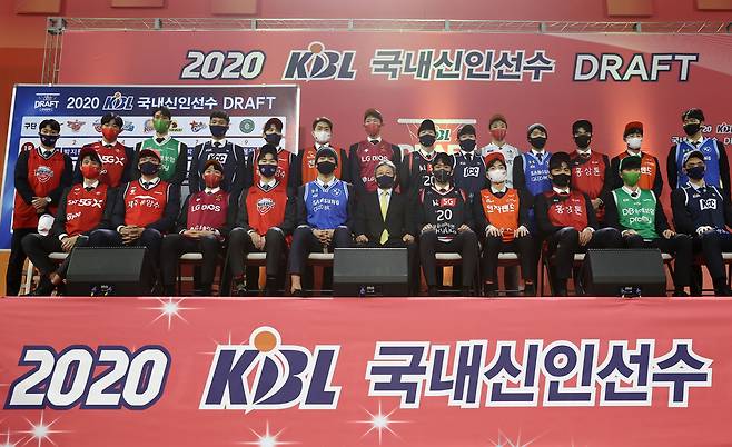 KBL이 8일 2021 KBL 신인선수 드래프트 순위 추첨 행사를 연데 이어 28일 오후 2시 30분 서울 잠실학생체육관에서 총 37명이 참가하는 올해 국내 신인 선수 드래프트를 개최한다. 사진은 2020 KBL 신인 드래프트 모습 [연합뉴스 자료사진]