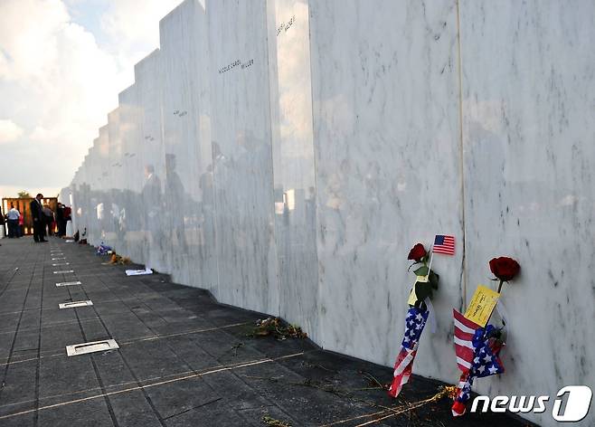 지난 2001년 9월 11일 펜실베이니아 샹크스빌에 추락한 유나이티드 항공기의 추모비 모습.© AFP=뉴스1