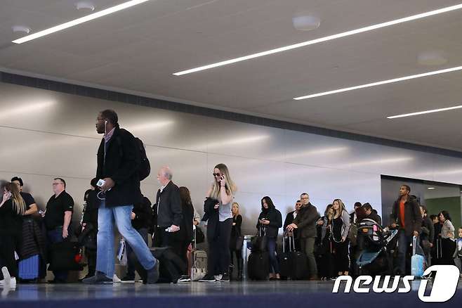 뉴욕 JFK공항에서 추수감사절 휴가를 맞아 라스베이거스로 가는 비행기를 타기위해 여행객들이 길게 줄을 서 있는 모습.© AFP=뉴스1 © News1 우동명 기자