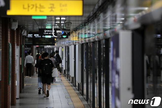 서울 중구 지하철 시청역에서 시민들이 발걸음을 옮기고 있다. 2021.8.22/뉴스1