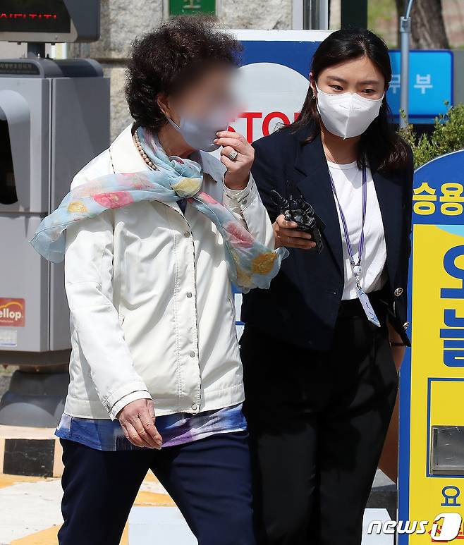 요양급여 부정수급 혐의 등으로 1심에서 징역 3년을 선고받고 구속됐었던 윤석열 전 검찰총장의 장모 최모씨가 9일 오후 법원의 보석 신청 허가로 경기도 서울구치소를 빠져나가고 있다. 2021.9.9/뉴스1 © News1 김진환 기자