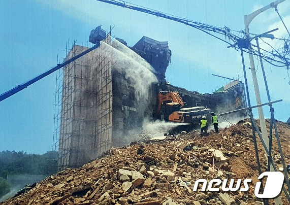 광주 동구 학동 재개발구역 철거 건물이 붕괴하기 4시간여 전인 9일 오전 11시 37분쯤 철거 공사 현장 모습. 건물 측면 상당 부분이 절단돼 나간 상태에서 굴삭기가 성토체 위에서 위태롭게 철거 작업을 하고 있다.(광주경찰청 제공)2021.6.10/뉴스1 © News1 박준배 기자