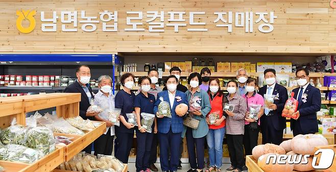 8일 열린 장성 남면농협 로컬푸드직매장 새단장 기념식. © News1