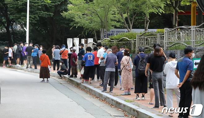 경북 구미시 도량동, 선주원남동 주민 1세당 세대원 1명씩에 대한 선제적 진단검사 권고 행정조치가 내려진 가운데 9일 도량2동에 설치된 임시선별진료소에 업무시작 1시간전부터 시민들이 몰려 대기하고 있다. 7000여세대가 살고 있는 이 지역 주민들은 전날 1398명이 진단검사를 받았다. 2021.9.9/뉴스1 © News1 정우용 기자