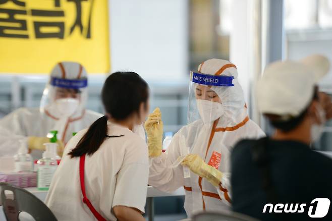 지난 3일 오후 광주 광산구 하남주차타워에 설치된 이동식 선별진료소에서 시민들이 검체 채취를 받고 있다. 광주시는 외국인을 중심으로 신종 코로나바이러스 감염증(코로나19) 지역감염이 확산하자 이날부터 오는 10일까지 이곳에서 진단검사를 진행할 계획이다. 2021.9.3/뉴스1 © News1 정다움 기자