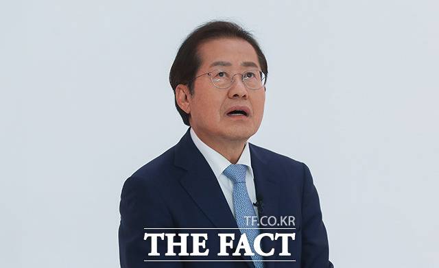 국민의힘 대권 주자인 홍준표 의원이 9일 오후 서울 금천구 즐스튜디오에서 열린 '국민시그널' 국민의힘 대선 경선 후보 공개면접에서 면접관의 질문에 답하고 있다. /국회사진취재단