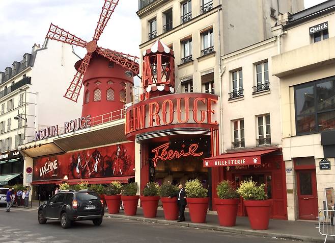 ‘빨간 풍차’라는 뜻의 물랭 루주(Moulin Rouge). 파리의 극장 이름이자 세계에서 가장 유명한 카바레 쇼다. 에펠탑과 같은 해인 1889년에 개관, 130년이 넘는 전통을 자랑하고 있다.