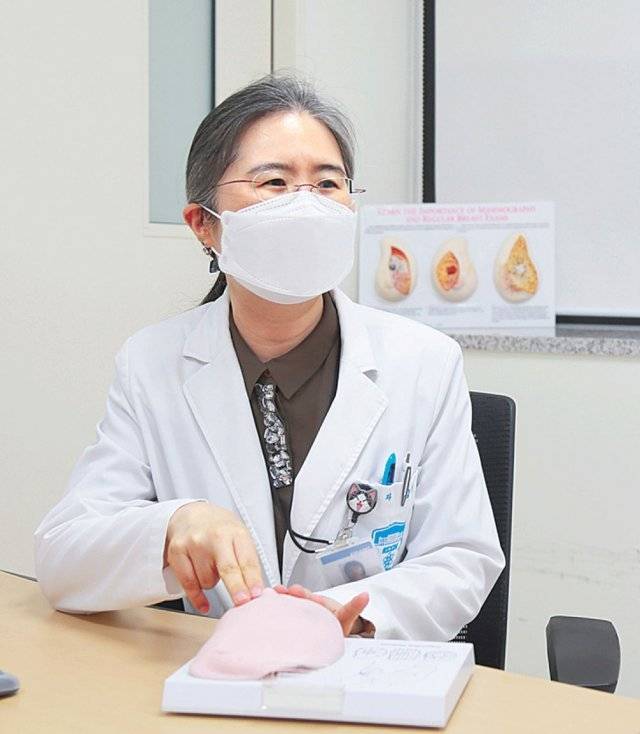 원자력병원 유방암센터 김현아 과장이 유방암의 일종인 파제트병에 대해 설명하고 있다. 유방에 피부염처럼 생겨 퍼져나가기 때문에 초기에 유심히 볼 필요가 있다. 원자력병원 제공