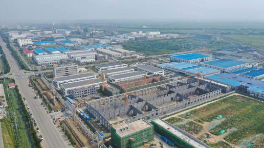 포스코케미칼이 지분 투자를 결정한 청도중석이 중국 산둥성 핑두시에 구형흑연 가공 공장을 건설하고 있다. <포스코케미칼 제공>