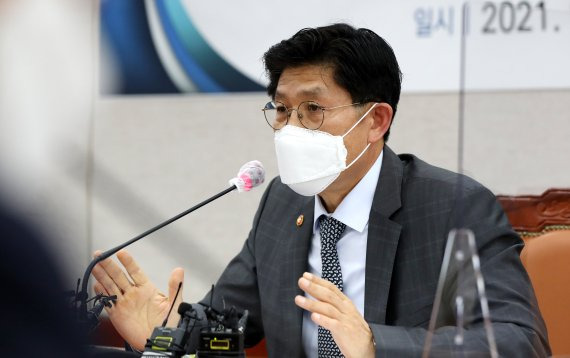 노형욱 국토교통부 장관이 9일 오후 서울 영등포구 주택건설회관 대회의실에서 열린 '제2차 주택공급기관 간담회'에서 인사말을 하고 있다. 뉴시스