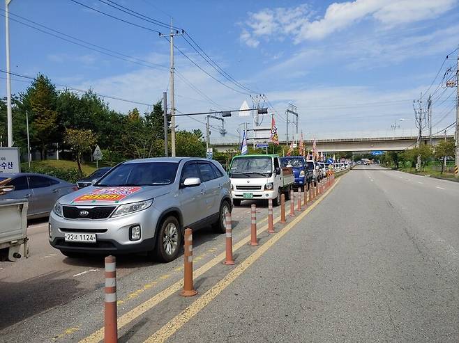 전국농민회총연맹 광주시농민회가 9일 오전 광주시 광산구 한 도로에서 농민수당 지급 조례안 제정을 촉구하는 홍보전을 하고 있다.