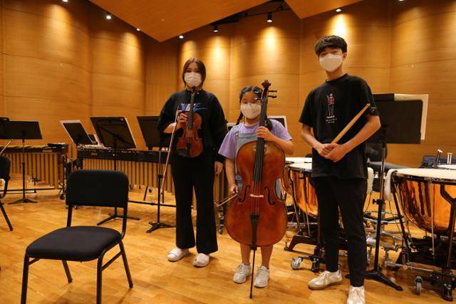 지난 7월부터 여수음악제 음악학교에서 공부한 백희연(바이올린·왼쪽부터), 김가희(첼로), 공정현(타악기) 학생은 KBS교향악단 단원들과 함께하는 공연을 하루 앞두고 "떨리지만 준비한 만큼만 실력을 보여줄 수 있으면 좋겠다"고 입을 모았다. KBS교향악단 제공
