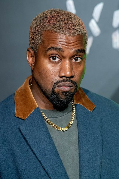 '카녜이 웨스트' NEW YORK, NEW YORK - DECEMBER 02: Kanye West attends the the Versace fall 2019 fashion show at the American Stock Exchange Building in lower Manhattan on December 02, 2018 in New York City. (Photo by Roy Rochlin/Getty Images)