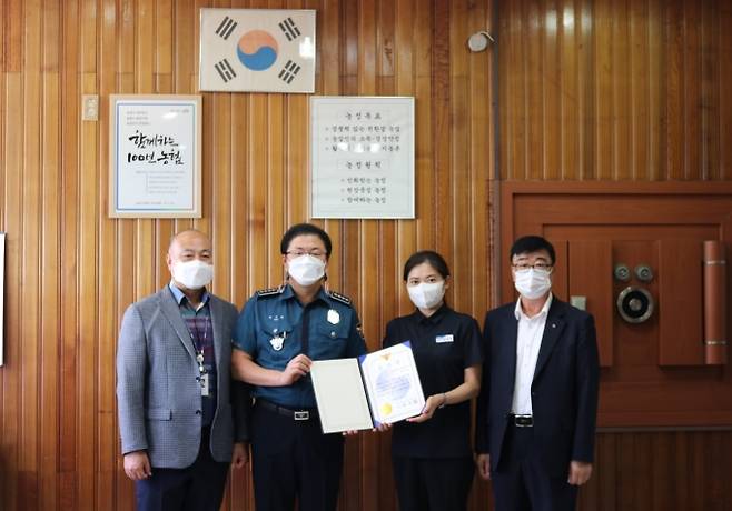 최복락 부여경찰서장이 보이스피싱을 예방한 구룡농협 내산지점 조애란 계장에 감사장을 전달하고 있다.