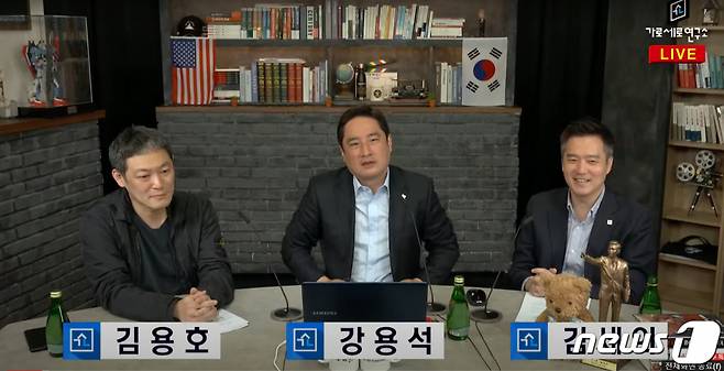 조국 전 법무부 장관과 이인영 통일부 장관 자녀의 명예를 훼손한 혐의로 고소된 유튜브 채널 '가로세로연구소'(가세연) 출연진들이 경찰에 체포됐다. 사진은 왼쪽부터 유튜버 김용호씨, 강용석 변호사, 김세의 전 MBC 기자. /사진=가로세로연구소 유튜브, 뉴스1