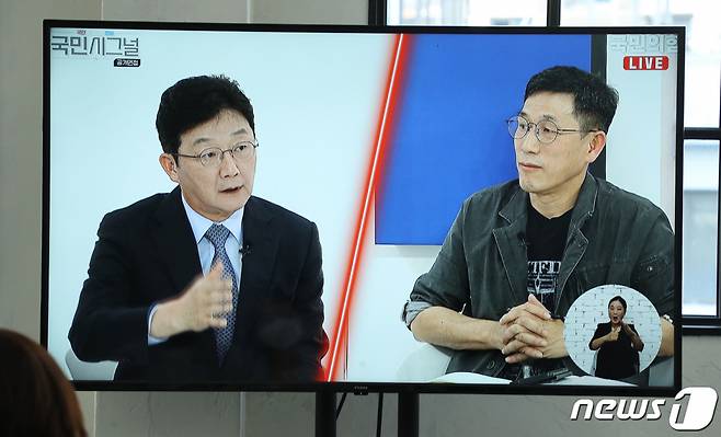 (서울=뉴스1) 국회사진취재단 = 9일 서울 금천구 즐스튜디오에서 열린 국민의힘 대선 경선 후보 국민 시그널 공개면접에 참가한 유승민 후보가 답변하는 모습이 화면에 비치고 있다. 2021.9.9/뉴스1