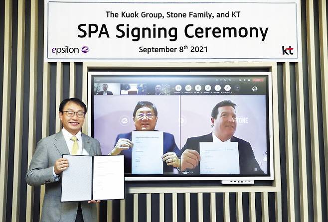 구현모 KT 대표가 엡실론 주식매매계약(SPA)을 체결하고 기념 촬영을 하고 있다. [KT 제공]