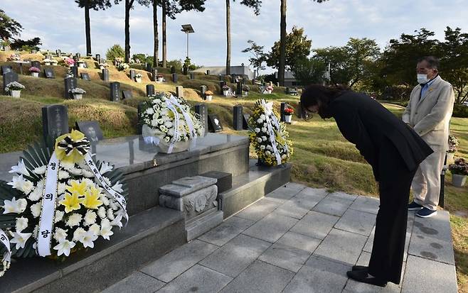 [광주=뉴시스] 변재훈 기자 = 더불어민주당 대권주자 이재명 경기도지사의 부인 김혜경 여사가 지난 8일 광주 북구 망월동 민족민주열사묘역(5·18 구 묘역)을 참배하고 있다. 김 여사는 '호남정신 배우기' 행보로 9일까지 이틀간 광주에서 머물렀다. (사진=이재명 캠프 제공) 2021.09.09. photo@newsis.com *재판매 및 DB 금지