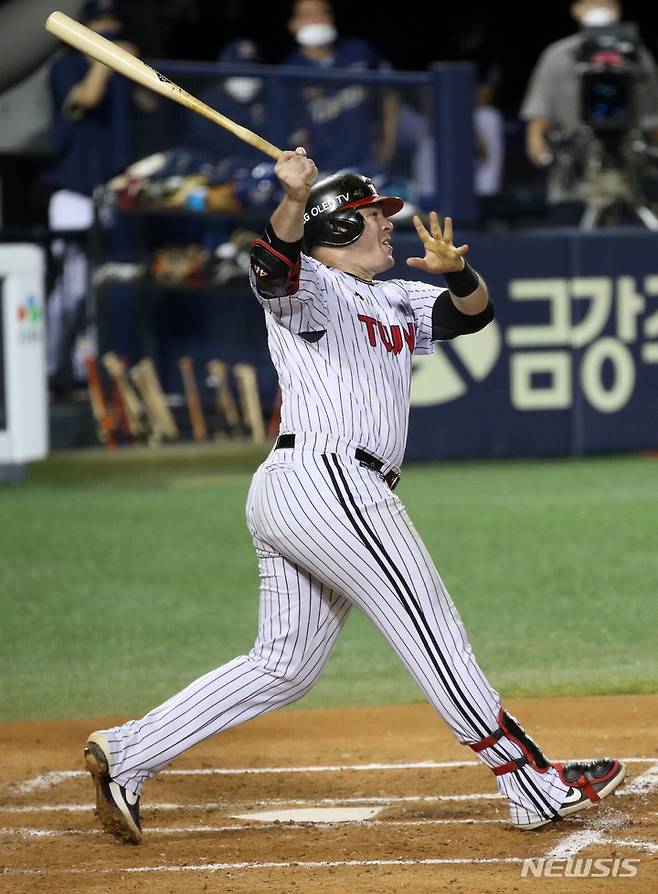 [서울=뉴시스] 김선웅 기자 = 3일 오후 서울 송파구 잠실야구장에서 열린 2021 프로야구 NC 다이노스와 LG 트윈스의 경기, 4회말 1사 주자 1루 LG 보어가 우익수 뒤 2루타를 치고 있다. 2021.09.03. mangusta@newsis.com