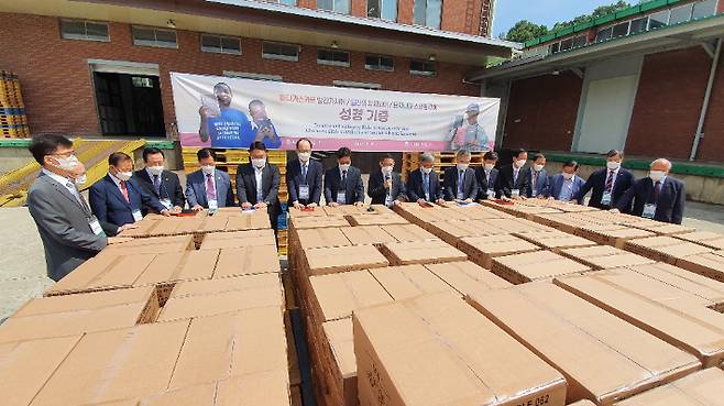 서울광염교회는 9일 경기도 용인시 대한성서공회 성서사업센터에서 아프리카 3개 나라에 성경을 보내는 기증식을 가졌다.