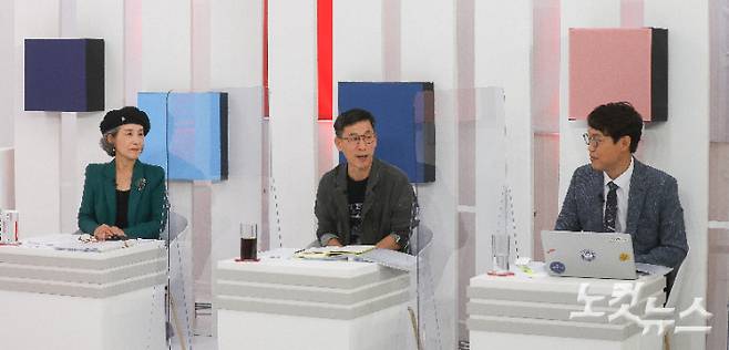 진중권 전 동양대학교 교수가 9일 오후 서울 금천구 즐스튜디오에서 열린 '국민시그널' 국민의힘 대선 경선 후보 공개면접에서 면접관으로 참석하고 있다. 왼쪽부터 박선영 동국대학교 교수, 진 전 교수, 김준일 뉴스톱 대표. 윤창원 기자