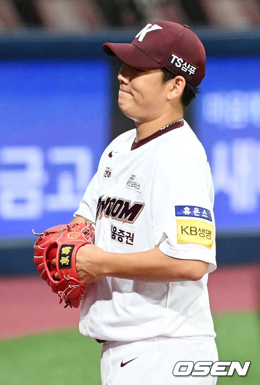 [OSEN=고척, 민경훈 기자] 9일 오후 서울 고척 스카이돔에서 ‘2021 신한은행 SOL KBO 리그’ 키움 히어로즈와 KIA 타이거즈의 경기가 열렸다.4회초를 마친 키움 선발 정찬헌이 덕아웃으로 들어오며 미소짓고 있다.  21.09.09/rumi@osen.co.kr