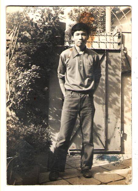 ▲1978년 경 대학시절 김봉준, 마포 신수동에 살 적에 어쩌다 찍은 사진, 대학시절 사진으로 유일하게 남았다. 깡마르고 허름한 복장으로 홍대 미대 조소과를 뒷문으로 등퇴교 하던 시절이다. ⓒ김봉준