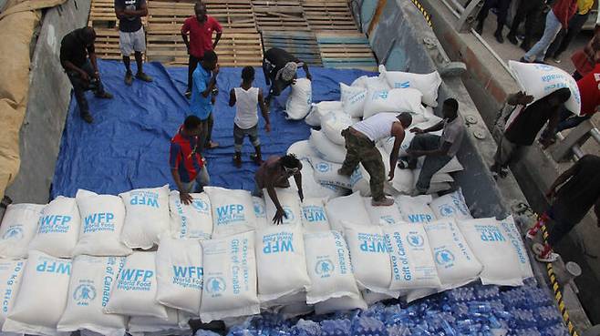 WFP는 악화된 치안 상황 속에 트럭, 해상 바지선뿐 아니라 헬기까지 동원해 의료인력과 물자를 나르고 있다 (사진=WFP 제공)