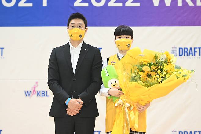 이혜주에게 대형 노란 꽃다발을 안겨준 KB. WKBL 제공