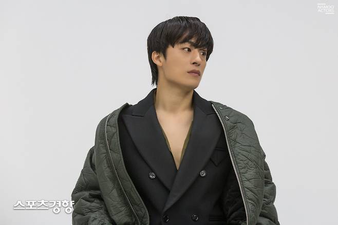 배우 구교환 화보 비하인드컷. 사진 나무엑터스